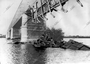 Catástrofe de Pont de Ce. estado en que Quedaron el puente sobre el Loira y el...