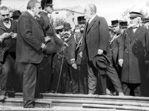 El alcalde de Manresa Saludando A S. M. en la estación del ferrocarril