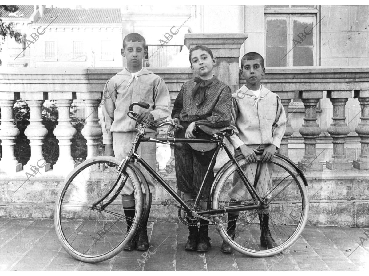 Juan Ignacio Luca de tena con unos Amigos Archivo ABC