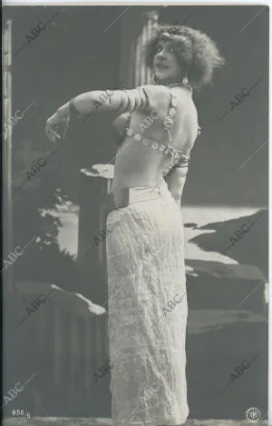 Poses de la Danza de «Salomé», por la bailarina Ruth Saint- Dénis
