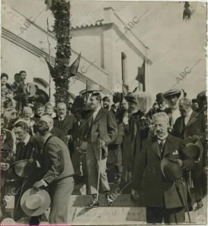 Los Reyes Alfonso XIII y Victoria Eugenia, al salir de las escuelas Reina...