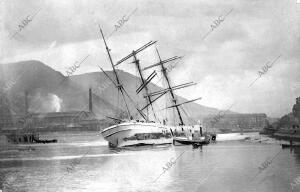 La Barca Francesa "Dupleix" varada en la desembocadura del Cadagua, después del...