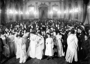 Asistentes al baile de Carnaval organizado en el Salón Liceo del Real Círculo de...