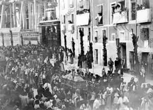 La procesión de las Urnas en que se Conservan los Restos del patrono de la...