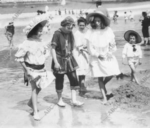 Niños paseando por la playa de La Concha con sus trajes de baño de la época