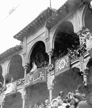 S. M. la Reina doña victoria Saludando al público de la plaza de Toros al...