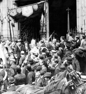 Ss.Mm. Saliendo de la iglesia de la merced el día del cumpleaños de la Reina...