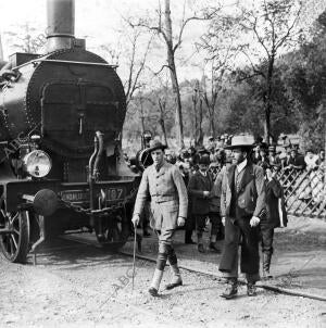 S. M. el Rey y el duque de san Pedro de Galatino, al Dirigirse al tren de...