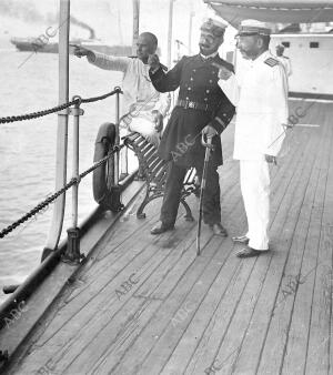 el comandante del crucero Sr. Regalado (X) y uno de los Oficiales de abordo...