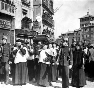 el Féretro, Conducido A Hombros por Sacerdotes y Escoltado por Alumnos de la...