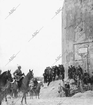 Don Alfonso Xiii Leyendo la lápida Conmemorativa de Guzmán el bueno