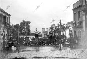 el monumento del héroe en la plaza de su Nombre