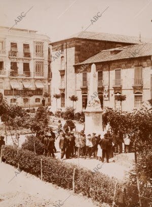 El monumento erigido a la memoria de los estudiantes muertos en la luctuosa...