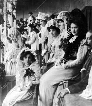 Señoritas que Presidieron la fiesta Taurina Realizada por la asociación de...