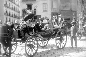Ss. Aa. doña María Teresa y D. Fernando con sus Hijos al entrar en la ciudad...