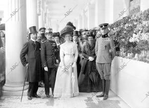 Ss. Aa. Rr. Inaugurando el concurso de Claveles celebrado en la exposición