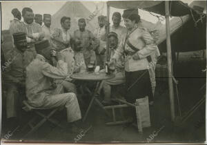 La cantinera del Regimiento Alfonso XII, Dolores Llopart Llavería, sirviendo...