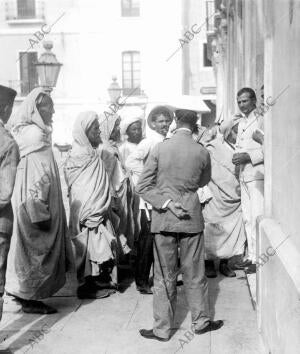 Moros Notables de la cabila de Quebdana Entrando en el gobierno militar para...