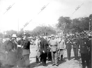 El capitán General, el gobernador civil y las demás Autoridades, Esperando el...