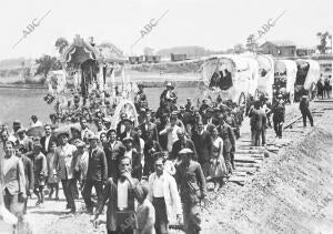 La romería del Rocío, por la carretera de Villamanrique A la marisma