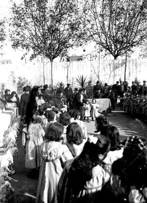 Una comisión del ayuntamiento Distribuyendo Juguetes A los Niños del asilo de...