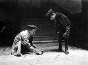 Tortosa (Tarragona), 1910 (CA.). Dos niños jugando a la peonza