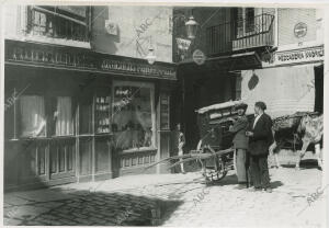 Un organillero frente a Casa Rodríguez, la firma fotográfica más veterana de la...
