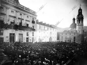 La población entera de Alcoy al llegar frente al ayuntamiento en la...