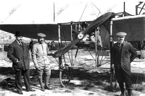 El aviador Julien Mamet en el aeródromo de Barcelona