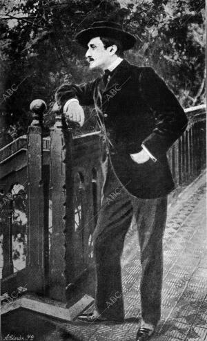 El poeta Edmond Rostand, en Paris