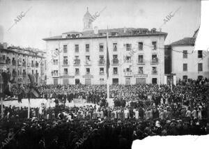 Aspecto de la plaza de Bilbao en el momento en que el Alcalde plantaba un retoño...