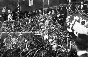 Ss. Mm. don Alfonso Xiii y doña victoria Eugenia (X) en la tribuna de tablada...