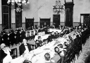 Banquete con que el ayuntamiento obsequio A los Marinos Españoles en el palacio...
