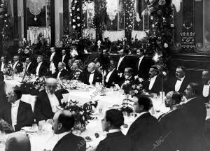 Banquete dado en el restaurante Colón bajo la presidencia del cónsul general de...