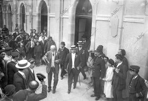 El presidente del instituto de Reformas Sociales, Sr. Azcárate (1), al llegar A...