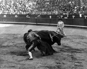 Bombita en un magnífico pase de muleta