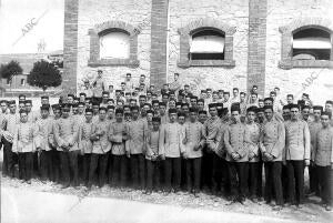 Grupo de los alumnos de la promoción de 1910 que acabaron de ingresar