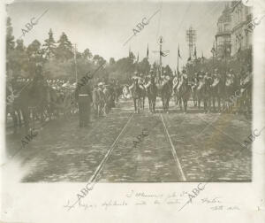 En la imagen, las tropas desfilando ante las reliquias del heroico soldado
