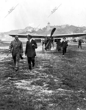 El aviador M. Morane Recibiendo una ovación al aterrizar