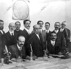 El doctor Caballero (X), catedrático de Pontevedra, Inaugurando el curso de...