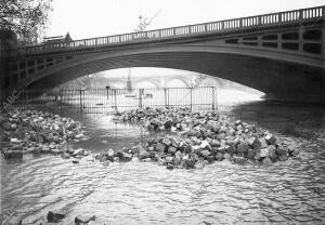 Bajo el puente Sully, las Aguas Arrastran Grandes Montones de Adoquines...