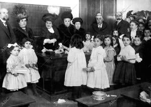 Reparto de Ropas y Juguetes A 120 Niños, Presidido por la marquesa de Esquilache...