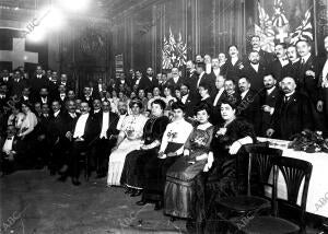 El encargado de Negocios de Suiza en esta Corte, don Alfredo Mengotti (X), y los...