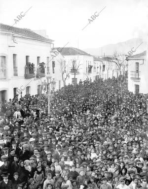 Aspecto de la plaza de la población durante el cierre de Tiendas y la...