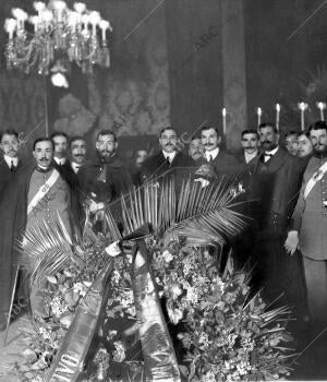 Las Autoridades y Comisiones Rodeando el féretro del ilustre pensador A su...