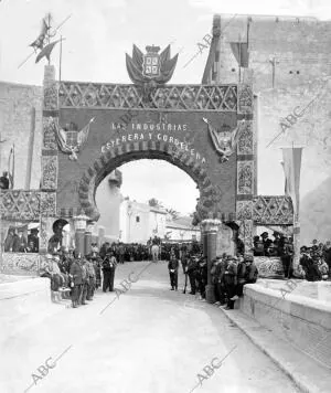 Arco levantado en honor del monarca por los Industriales Estereros y Cordeleros