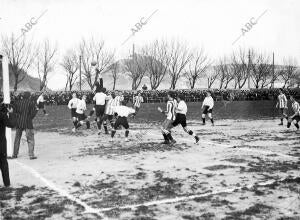 Partido de fútbol disputado en el estadio de Ondarreta, a beneficio de los...