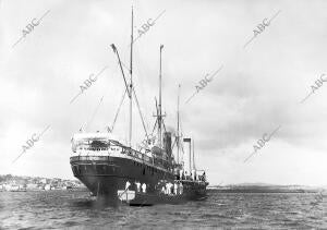 Envió de Tropas A Cádiz: el Transatlántico " Cataluña " en la Bahia de el Ferrol...