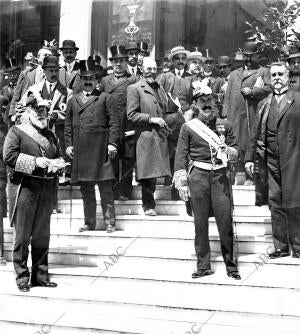 El ministro de Fomento, el Sr. Moret y el director de comercio Saliendo del acto...