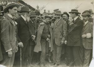 La foto Recoge al aviador Momentos Depués de pisar Tierra